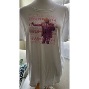 Trump 2024 Pink Suit Graphic T-Shirt Men's Medium White Short Sleeve Patriotic